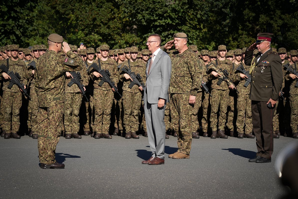 Valsts aizsardzības dienesta (VAD) un profesionālā dienesta karavīri dod zvērestu pie Brīvības piemi...