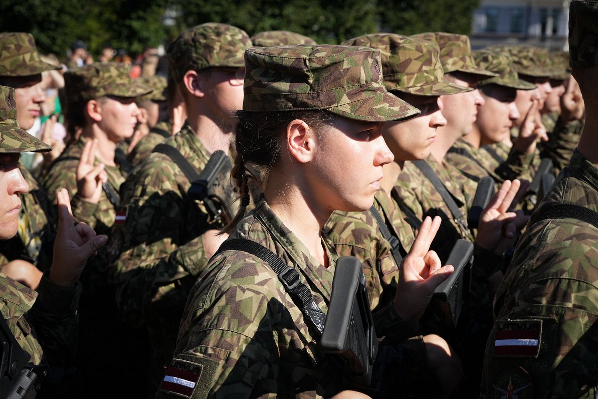 Valsts aizsardzības dienesta (VAD) un profesionālā dienesta karavīri dod zvērestu pie Brīvības piemi...