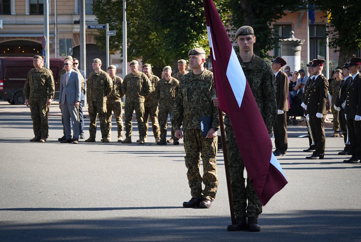 Valsts aizsardzības dienesta (VAD) un profesionālā dienesta karavīri dod zvērestu pie Brīvības piemi...