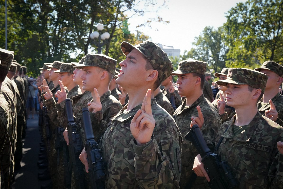 Valsts aizsardzības dienesta (VAD) un profesionālā dienesta karavīri dod zvērestu pie Brīvības piemi...