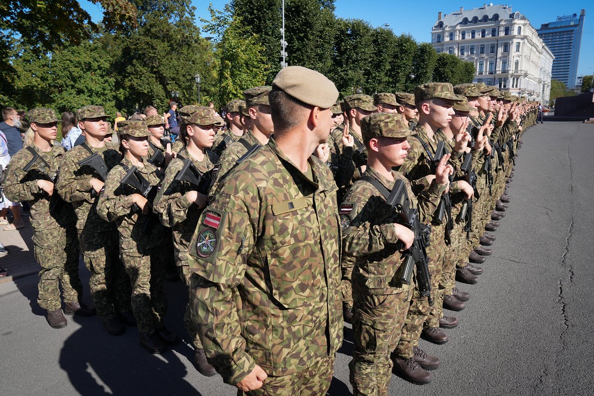 Valsts aizsardzības dienesta (VAD) un profesionālā dienesta karavīri dod zvērestu pie Brīvības piemi...