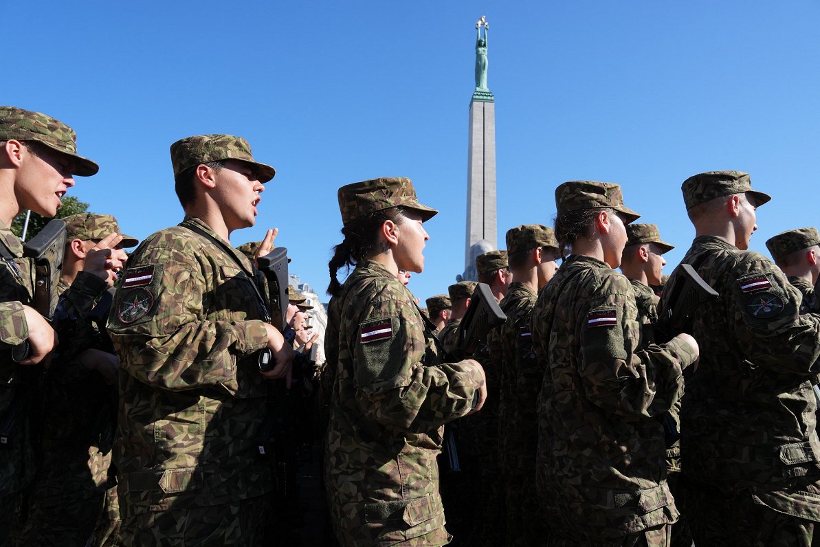 Valsts aizsardzības dienesta (VAD) un profesionālā dienesta karavīri dod zvērestu pie Brīvības piemi...