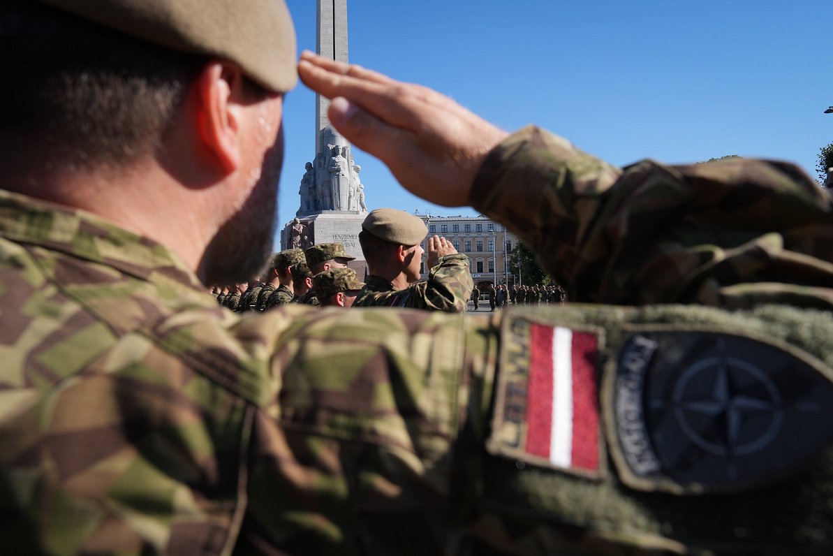 Valsts aizsardzības dienesta (VAD) un profesionālā dienesta karavīri dod zvērestu pie Brīvības piemi...