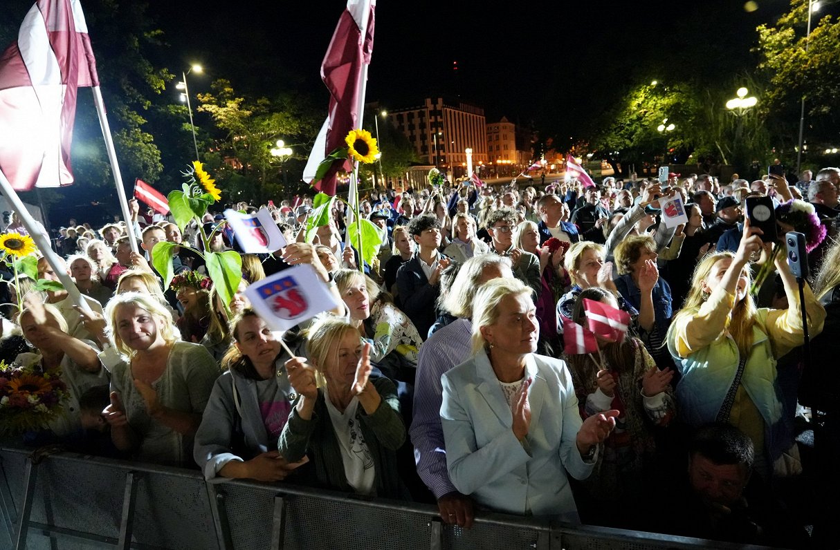 Latvijas paralimpiešu svinīgā sagaidīšana pie Brīvības pieminekļa