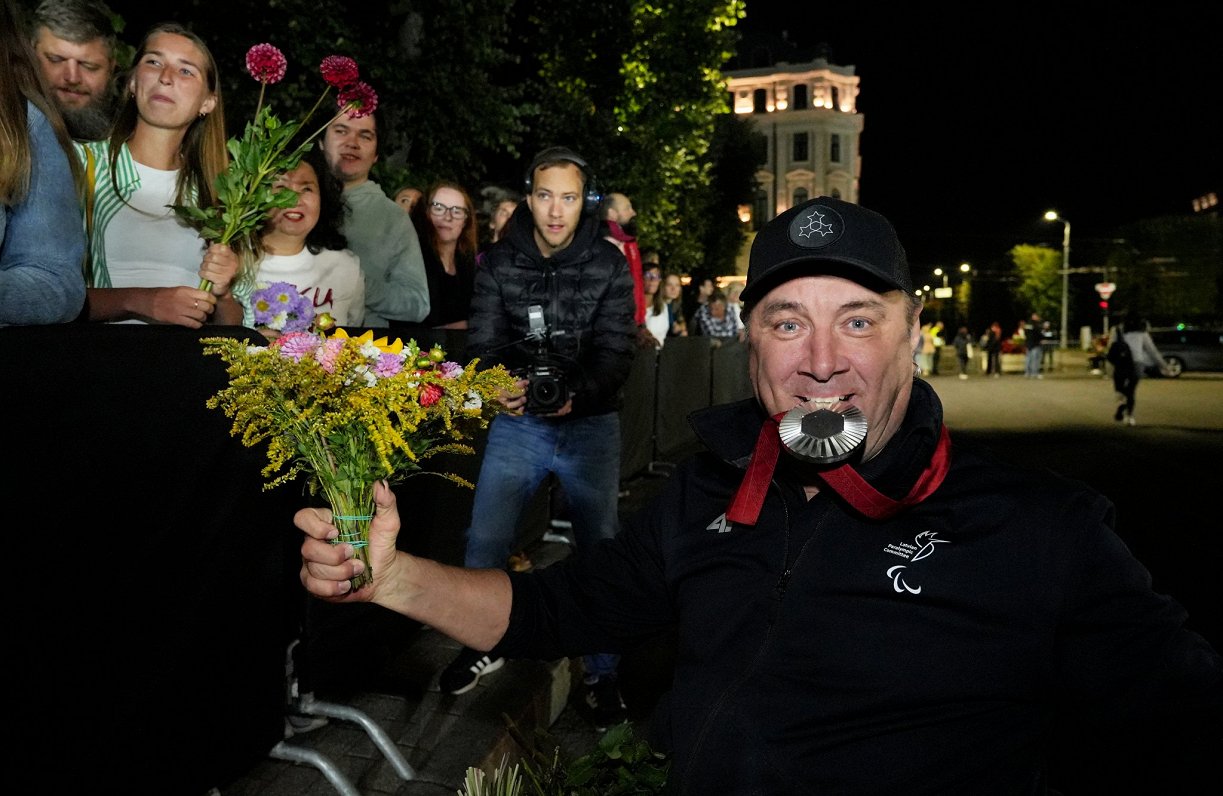 Latvijas paralimpiešu svinīgā sagaidīšana pie Brīvības pieminekļa