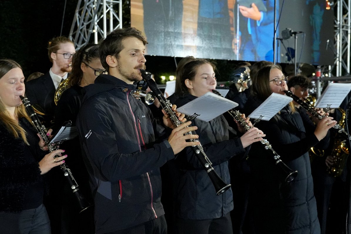 Latvijas paralimpiešu svinīgā sagaidīšana pie Brīvības pieminekļa