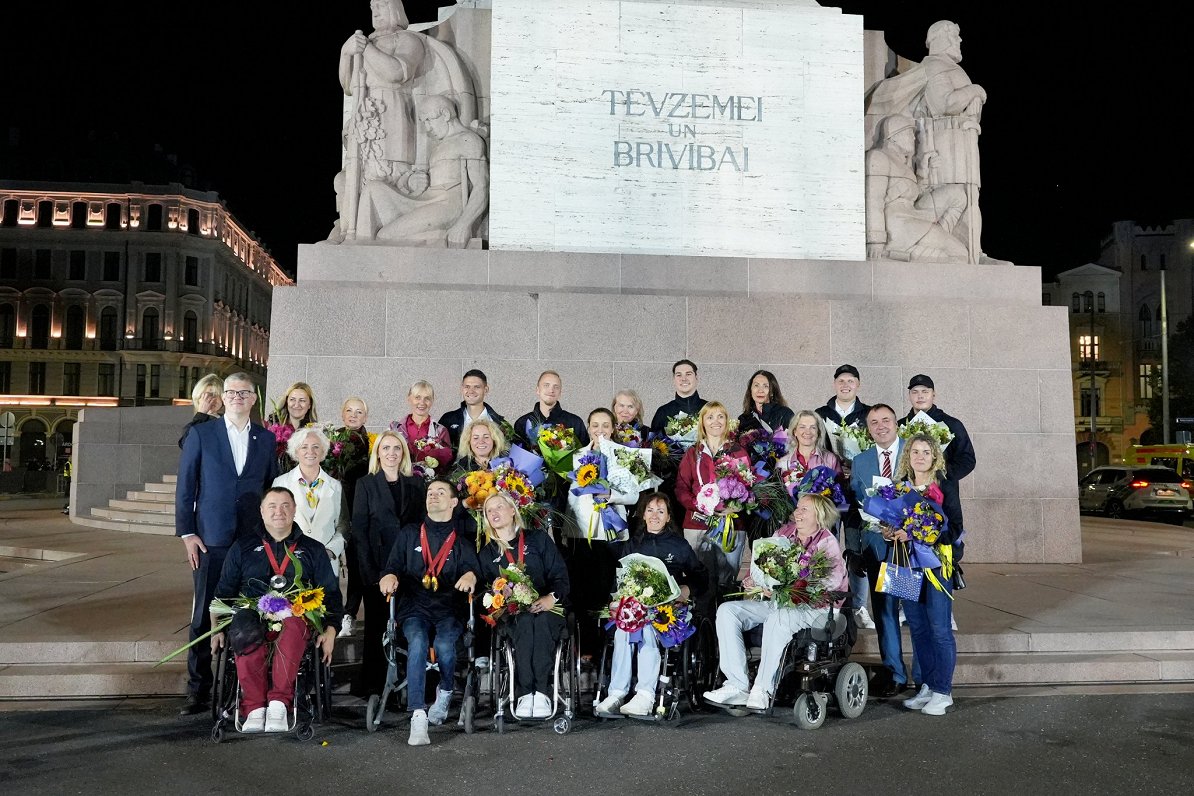 Latvijas paralimpiešu svinīgā sagaidīšana pie Brīvības pieminekļa