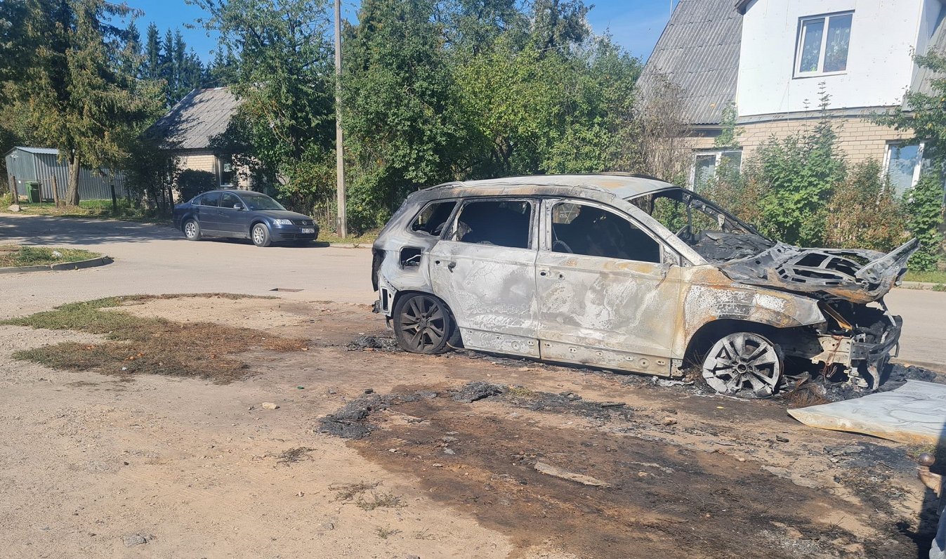 Ļaunprātīga auto dedzināšana Rēzeknē.