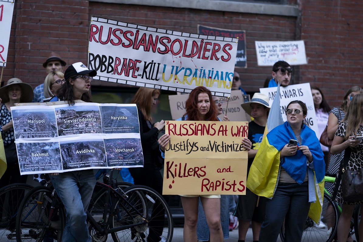 Kanādas lielpilsētā Toronto sarīkoti protesti pret filmas &quot;Krievi karā&quot; izrādīšanu. Protes...