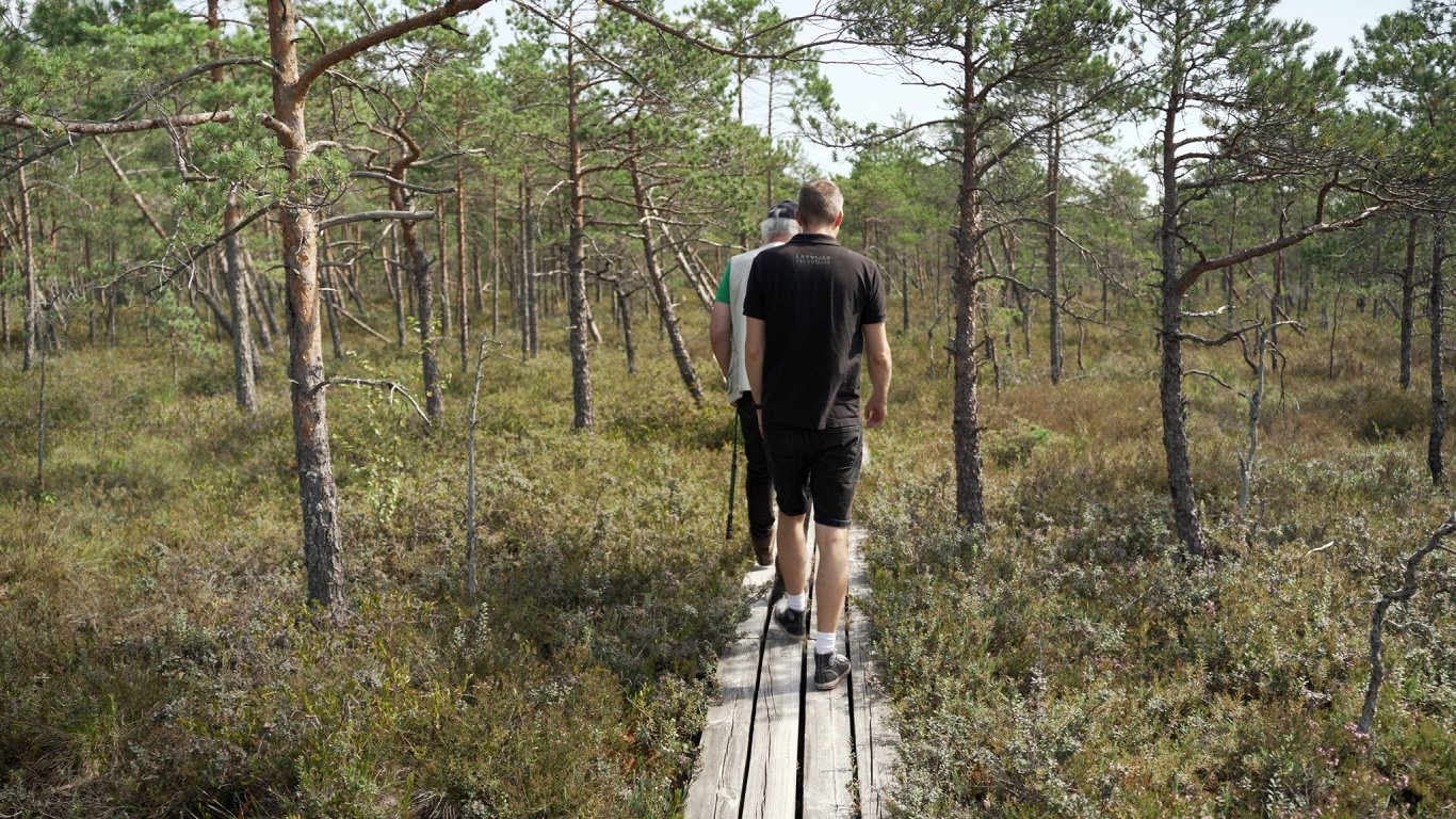 Milzu mušas, kukaiņus ēdošās rasenes un nosargāta daba – eskursija pa Teiču dabas rezervātu