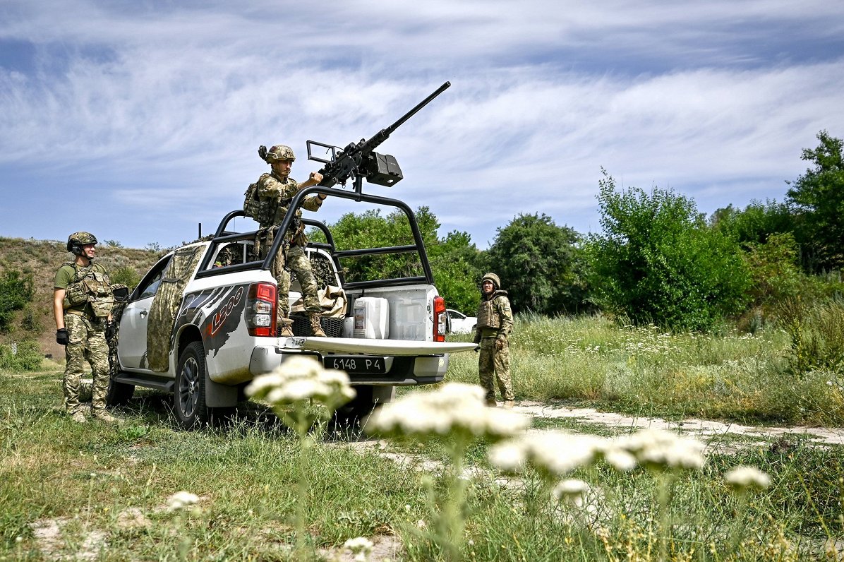 Ukrainas karavīri ar &quot;Browning M2&quot; ložmetēju apgūst iemaņas ienaidnieka dronu notriekšanā