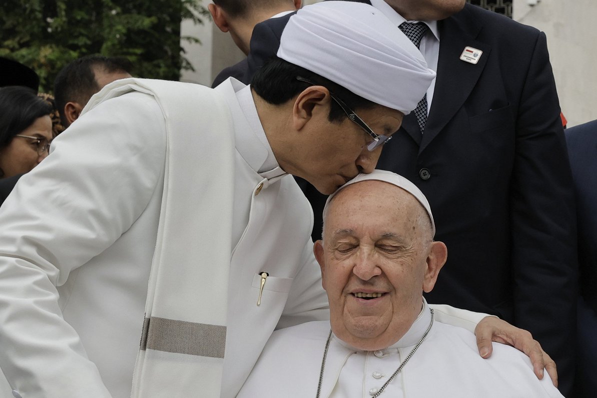 Džakartas mošejas imāms sasveicinās ar pāvestu Francisku, kurš ieradies vizītē Indonēzijā