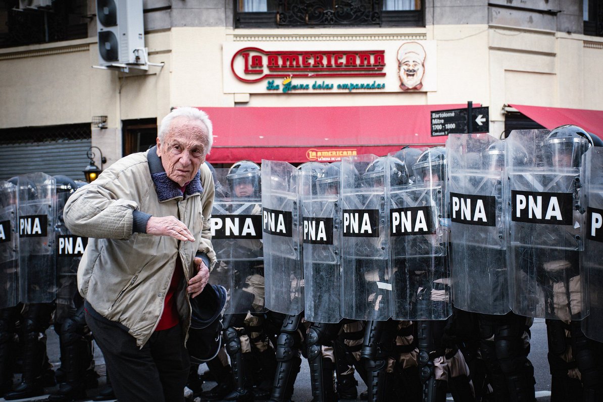 Protesta akcija Argentīnā pret valdības lēmumu nepalielināt pensijas