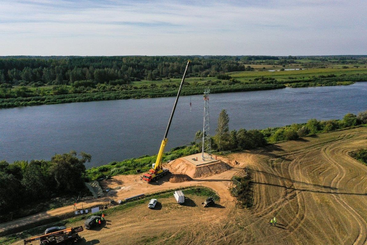 Robežsardzes torņu uzstādīšana pie Daugavas Latvijas-Baltkrievijas pierobežā.