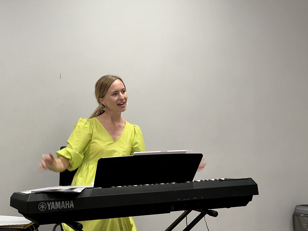 Tina Gelnere leading Latvian Choir for Expats