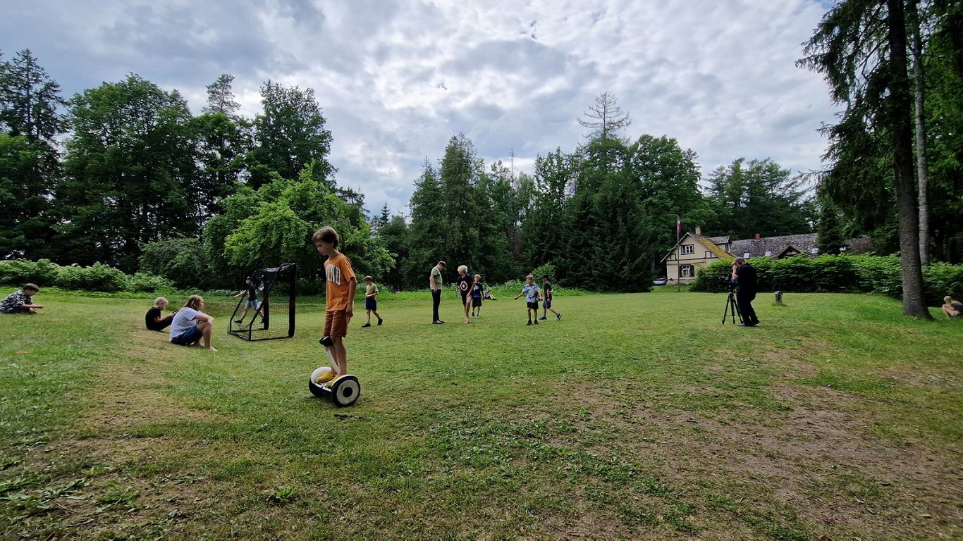 Viss kopā – drons, virtuālās brilles, robots-skrejritenis un futbols.