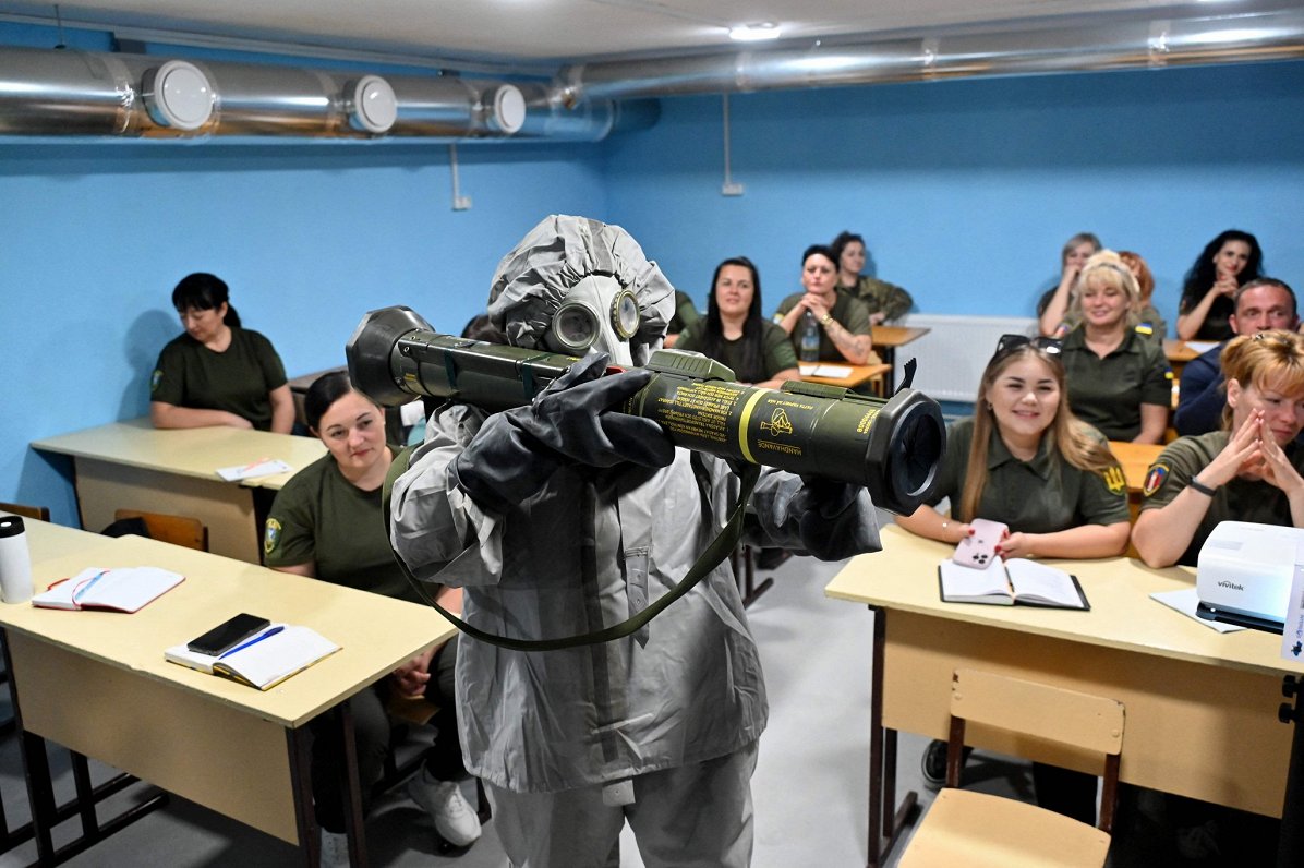 Женщины изучают военное дело. Украина, Харьковская область. 13.09.2024