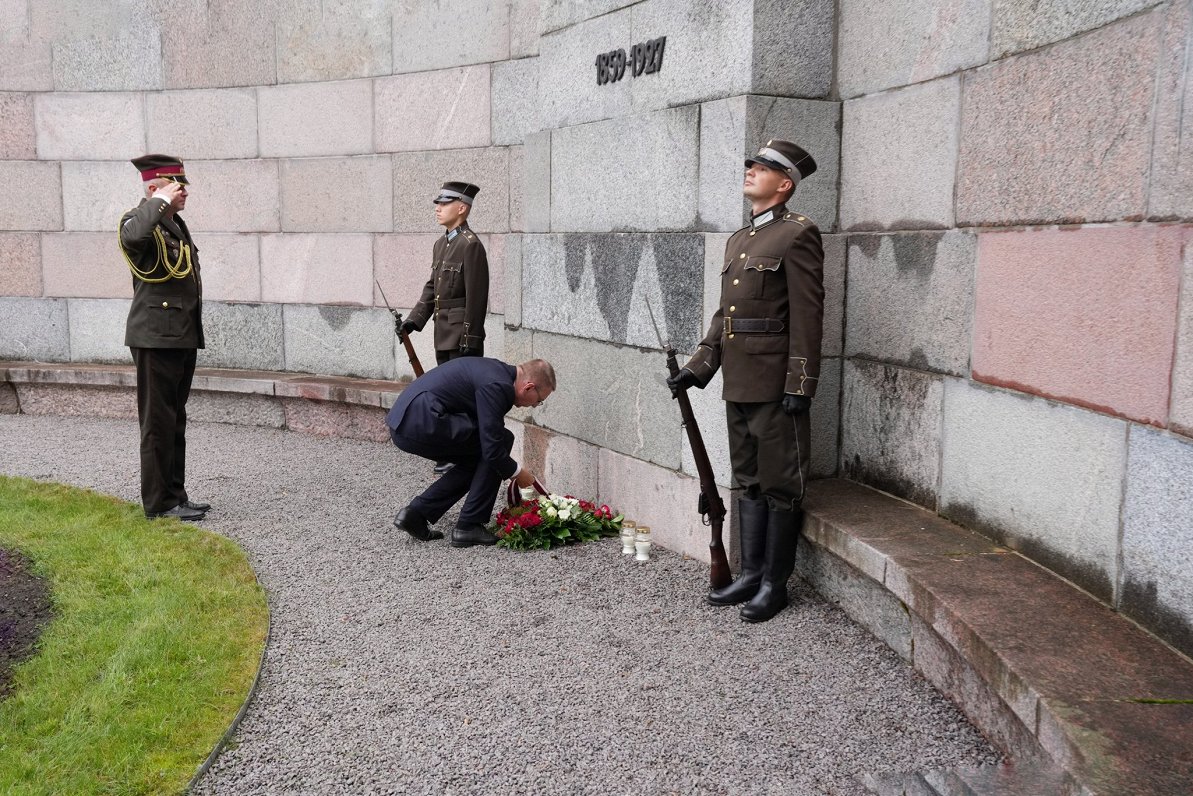 Valsts prezidents Edgars Rinkēvičs pie pirmā Latvijas prezidenta Jāņa Čakstes kapa pieminekļa