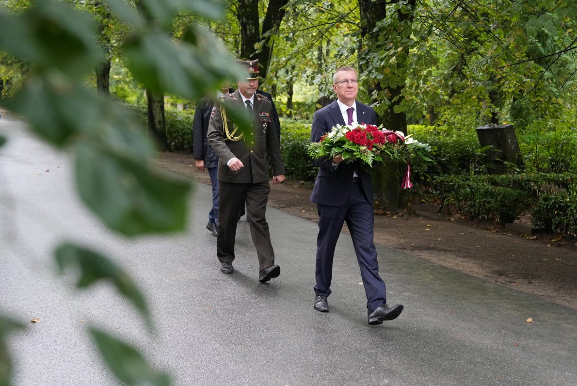 Valsts prezidents Edgars Rinkēvičs pie pirmā Latvijas prezidenta Jāņa Čakstes kapa pieminekļa