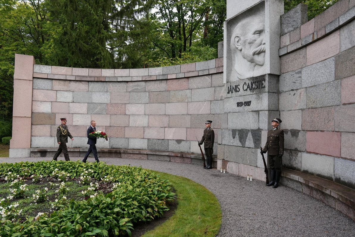 Valsts prezidents Edgars Rinkēvičs pie pirmā Latvijas prezidenta Jāņa Čakstes kapa pieminekļa