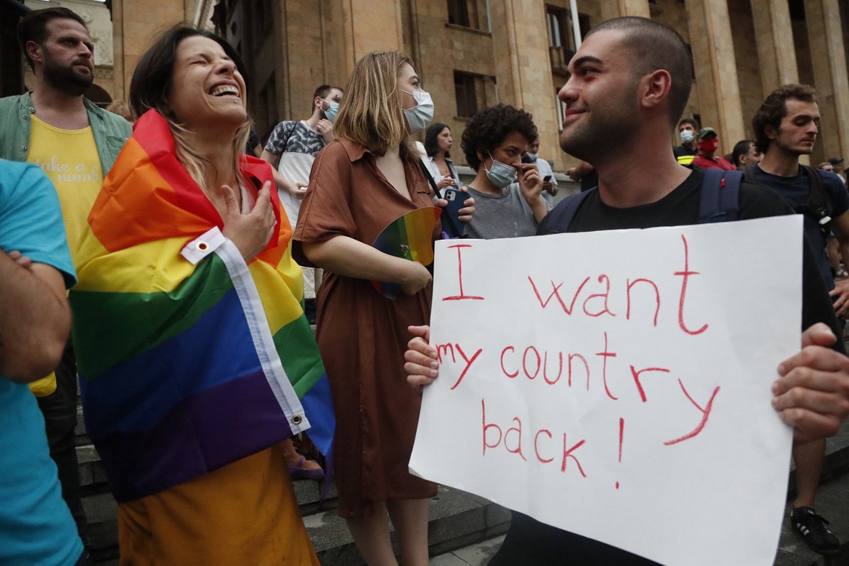 Gruzijas LGBT kopienas atbalstītāji. Plakāts vēsta &quot;Es gribu atgūt savu valsti!&quot;. Gruzijā...