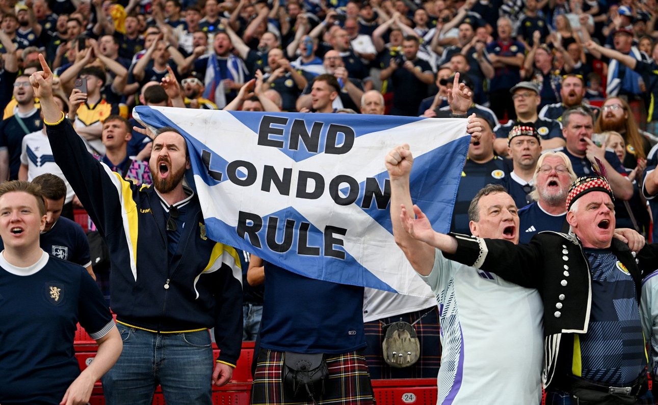 Skotijas futbola fani ar skotu karogu un saukli &quot;Izbeidziet Londonas varu!&quot;