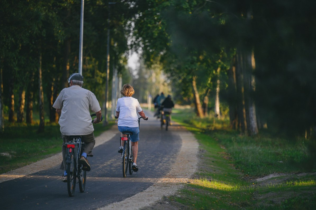 Atklāts gājēju un velobraucēju ceļš no Liepājas uz Bernātiem.