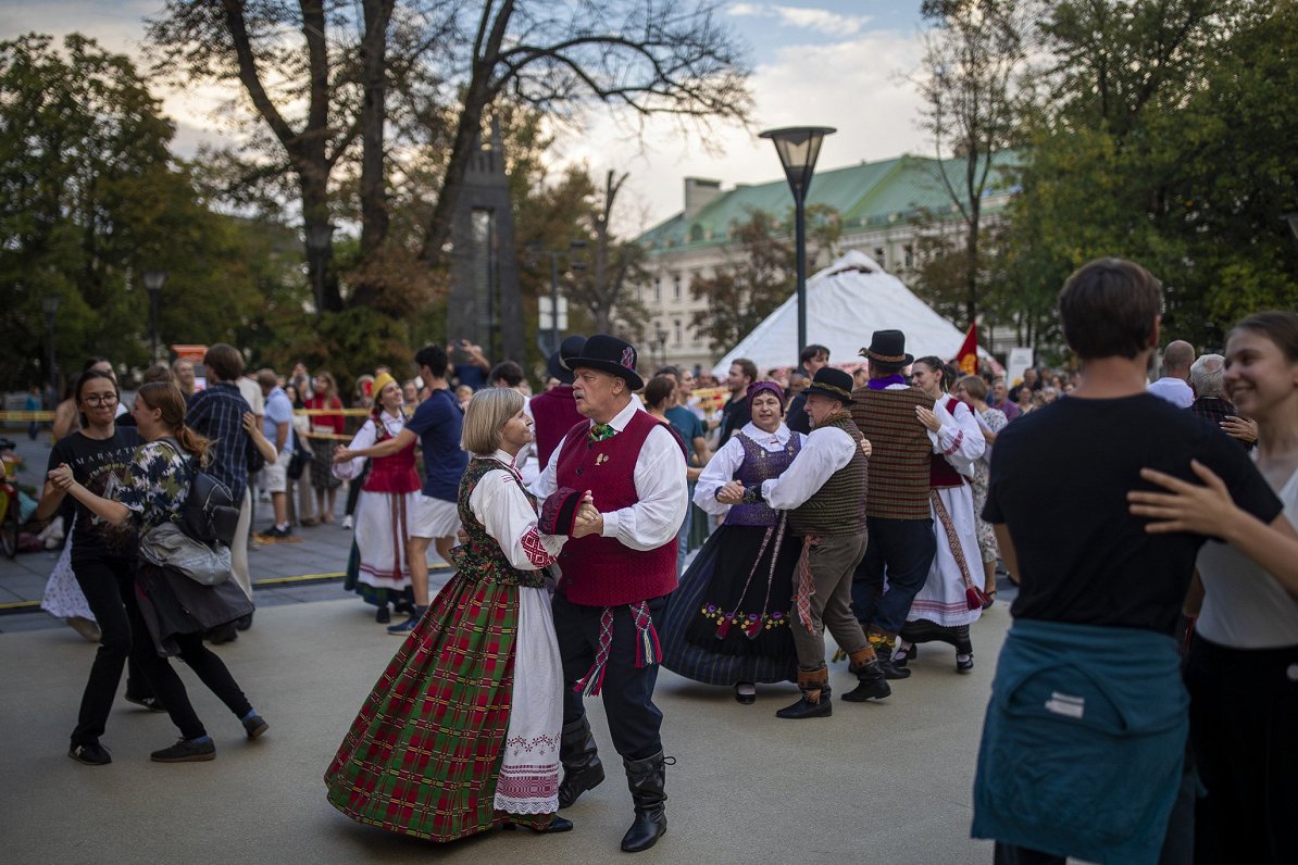 Cilvēki nacionālajos tērpos Viļņā. 2024. gada septembris.