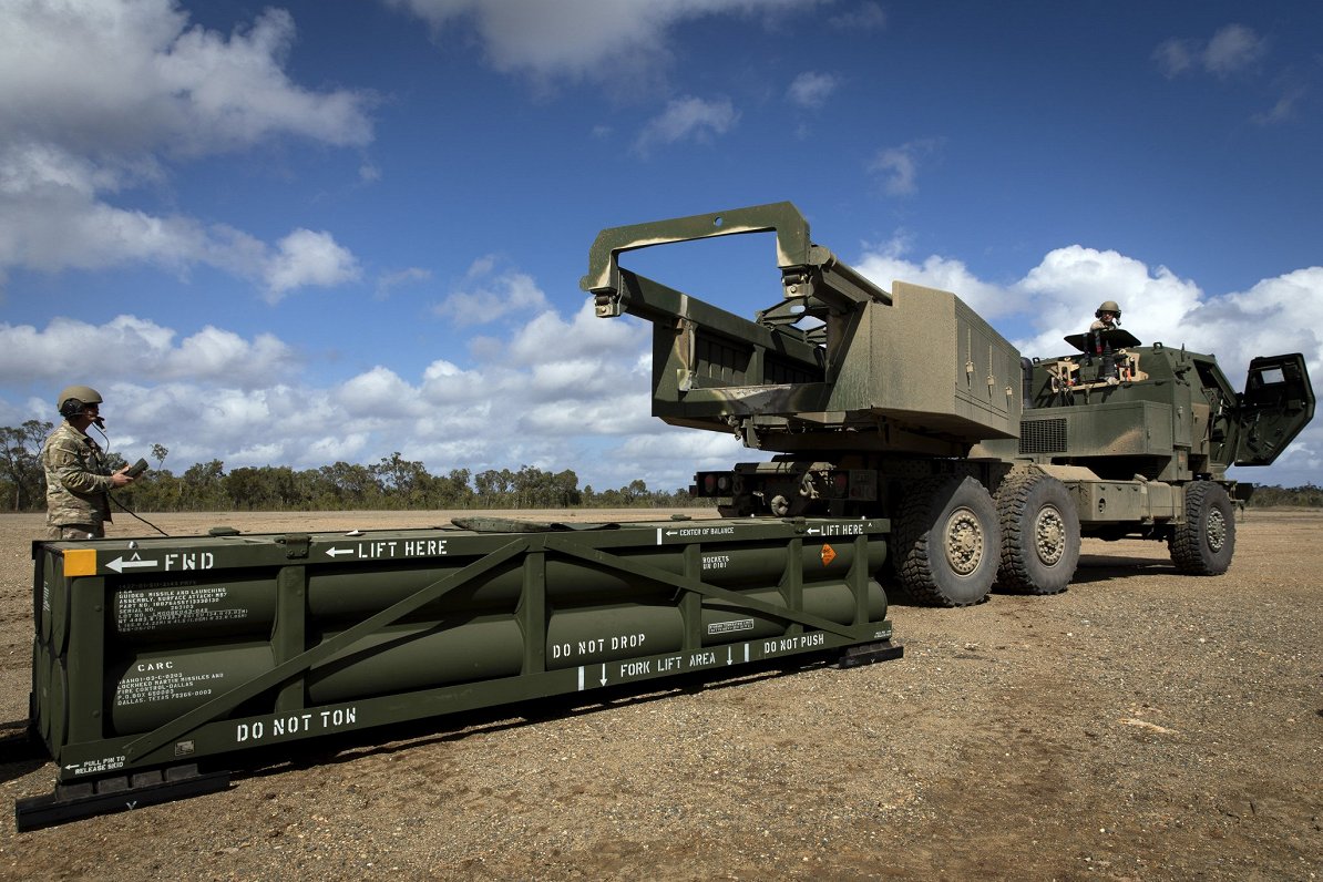 Ракеты ATACMS заряжают в систему HIMARS. Иллюстративное фото.