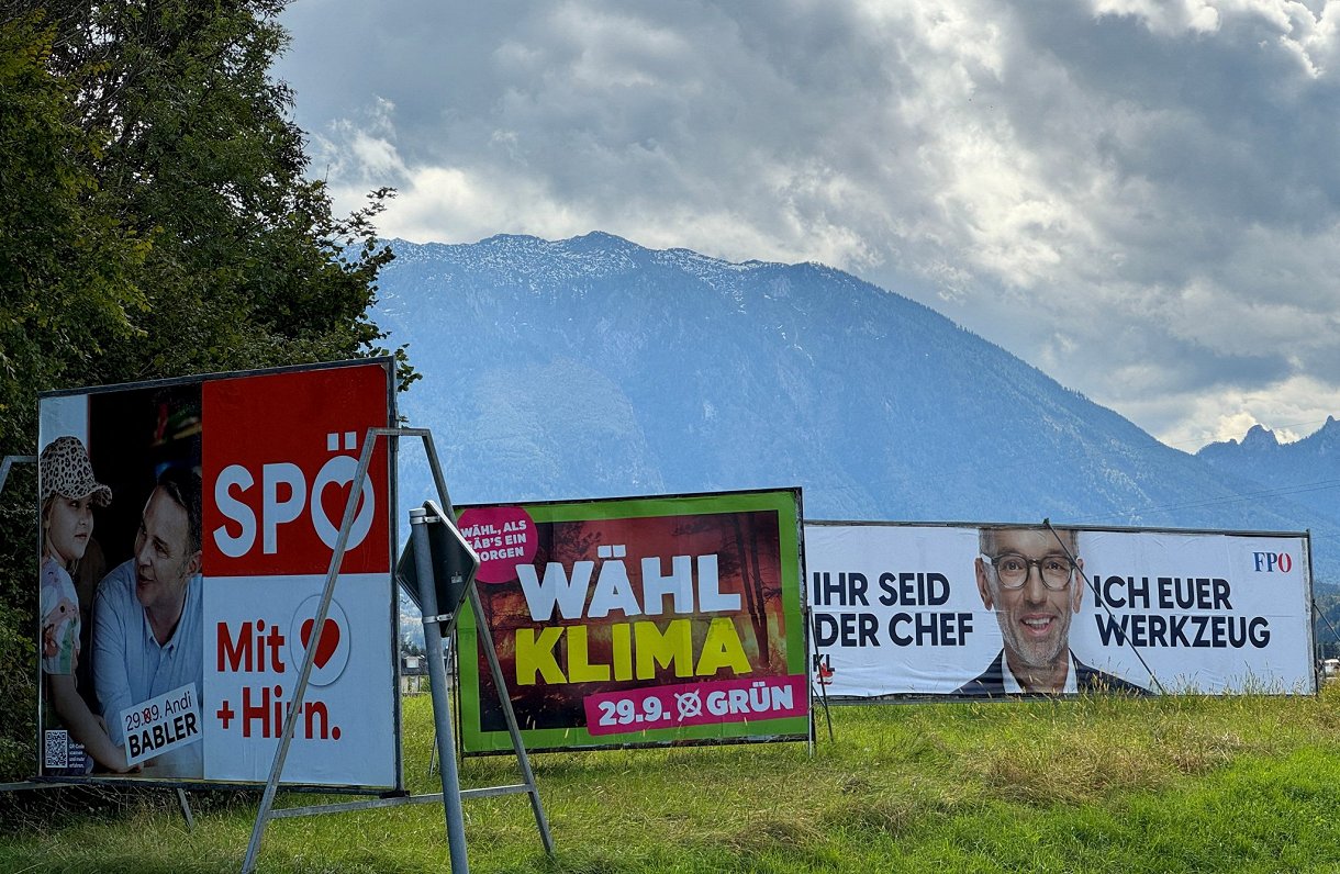 Politisko spēku reklāmas plakāti pirms gaidāmajām vēlēšanām Zalcburgā, Austrijā