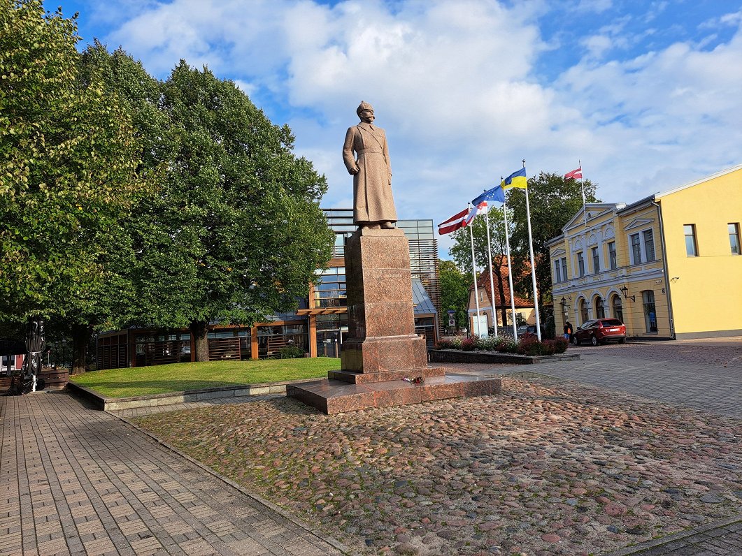 Jāņa Fabriciusa piemineklis Ventspils Vecpilsētas laukumā