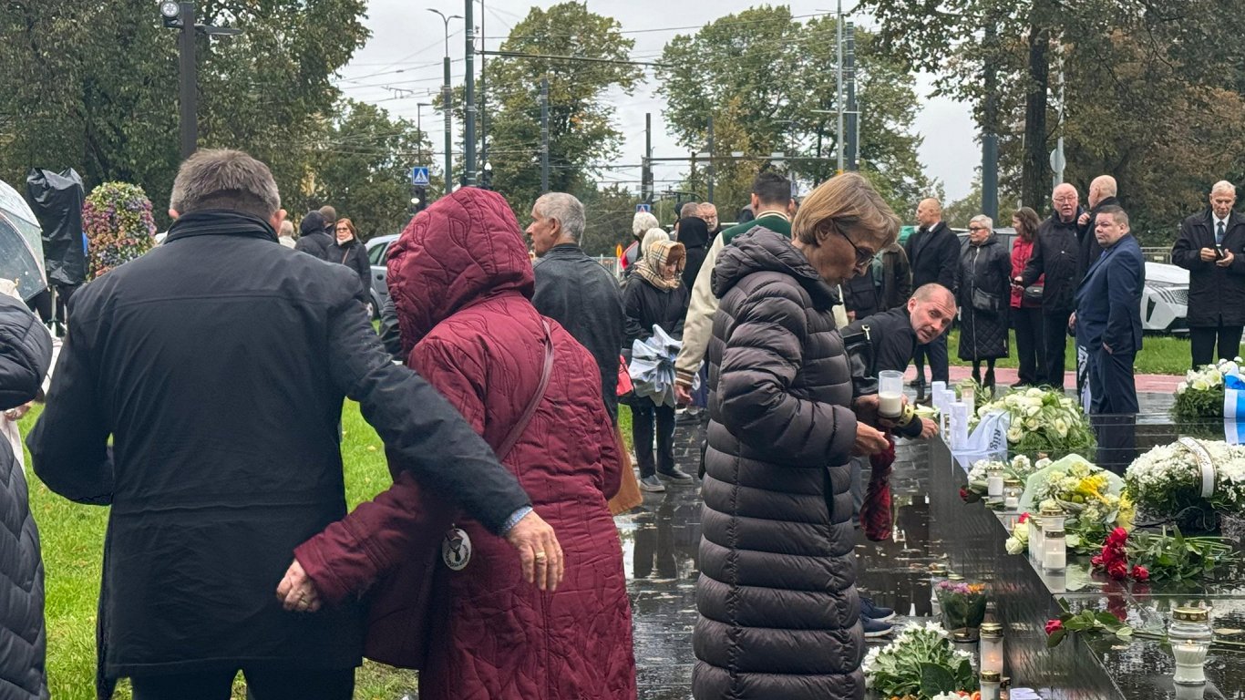 Cilvēki Igaunijas galvaspilsētā piemin prāmja &quot;Estonia&quot; traģēdijā bojāgājušos