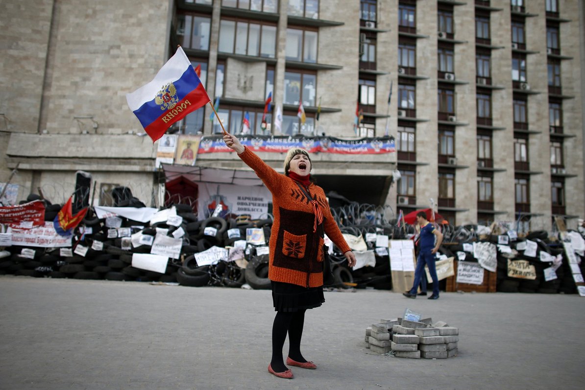 Prokrieviskā aktīviste pie ieņemtās administrācijas ēkas. Ukraina, Donecka. 2014. gada aprīlis.