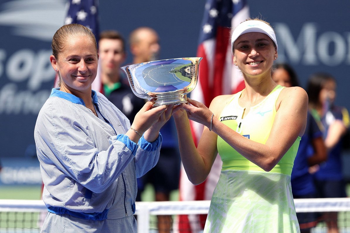 Aļona Ostapenko (pa kreisi) un Ludmila Kičenoka ar ASV atklātā čempionāta uzvarētāju kausu sieviešu...