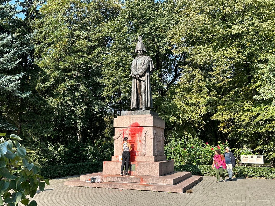 В Риге облили краской памятник Де Толли