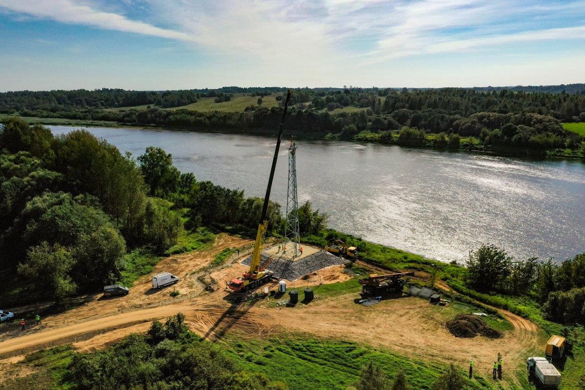 Robežsardzes torņu uzstādīšana pie Daugavas Latvijas-Baltkrievijas pierobežā.