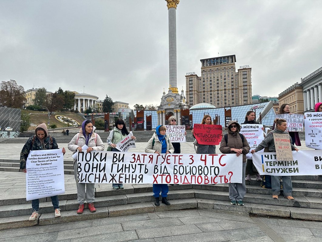 Frontē esošo karavīru tuvinieki pieprasa noteikt skaidru karadienesta termiņu. Daudzi ukraiņu karavī...