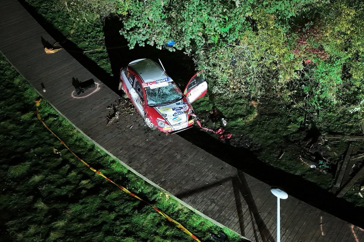 Latviešu ekipāžas auto pēc avārijas.