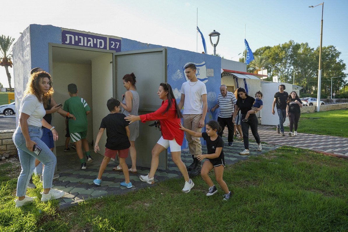 Izraēlas iedzīvotāji kārtējā raķešu uzbrukuma laikā dodas uz bumbu patvertni