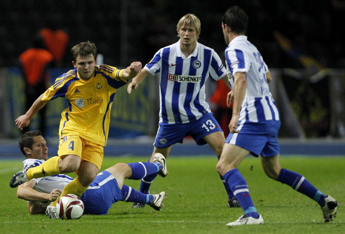 Jurijs Žigajevs (pa kreisi #4) FK &quot;Ventspils&quot; spēlē pret Berlīnes &quot;Hertha&quot;