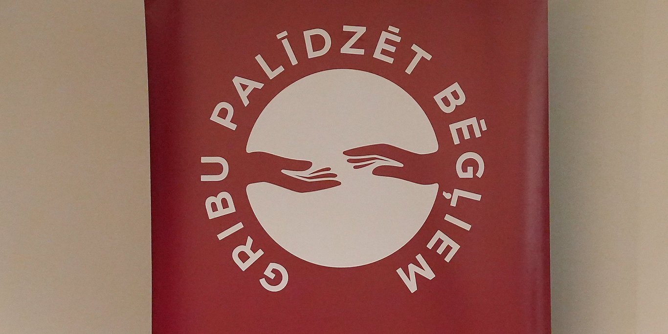 Biedrības &quot;Gribu palīdzēt bēgļiem&quot; logotips.