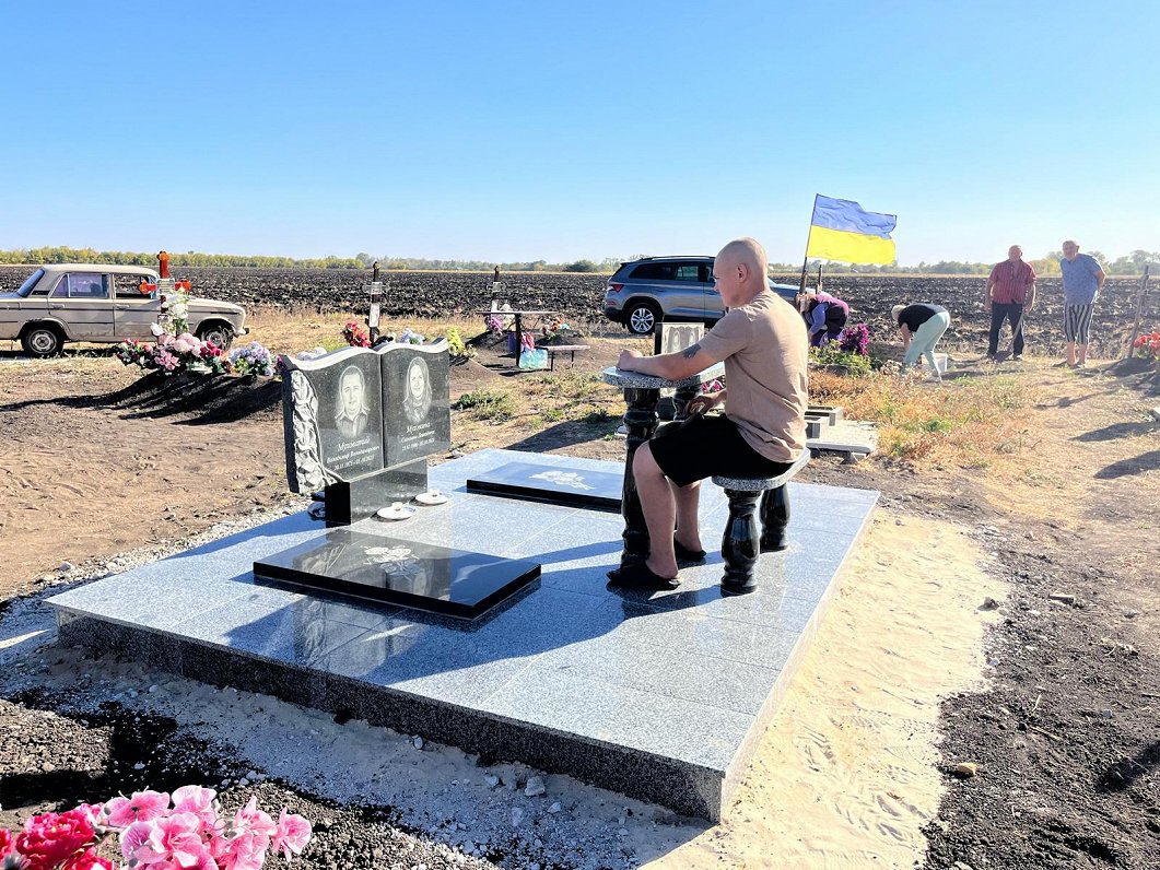 Aleksandrs Muhovatijs pie savu vecāku kapa Hrozas ciemā Ukrainā