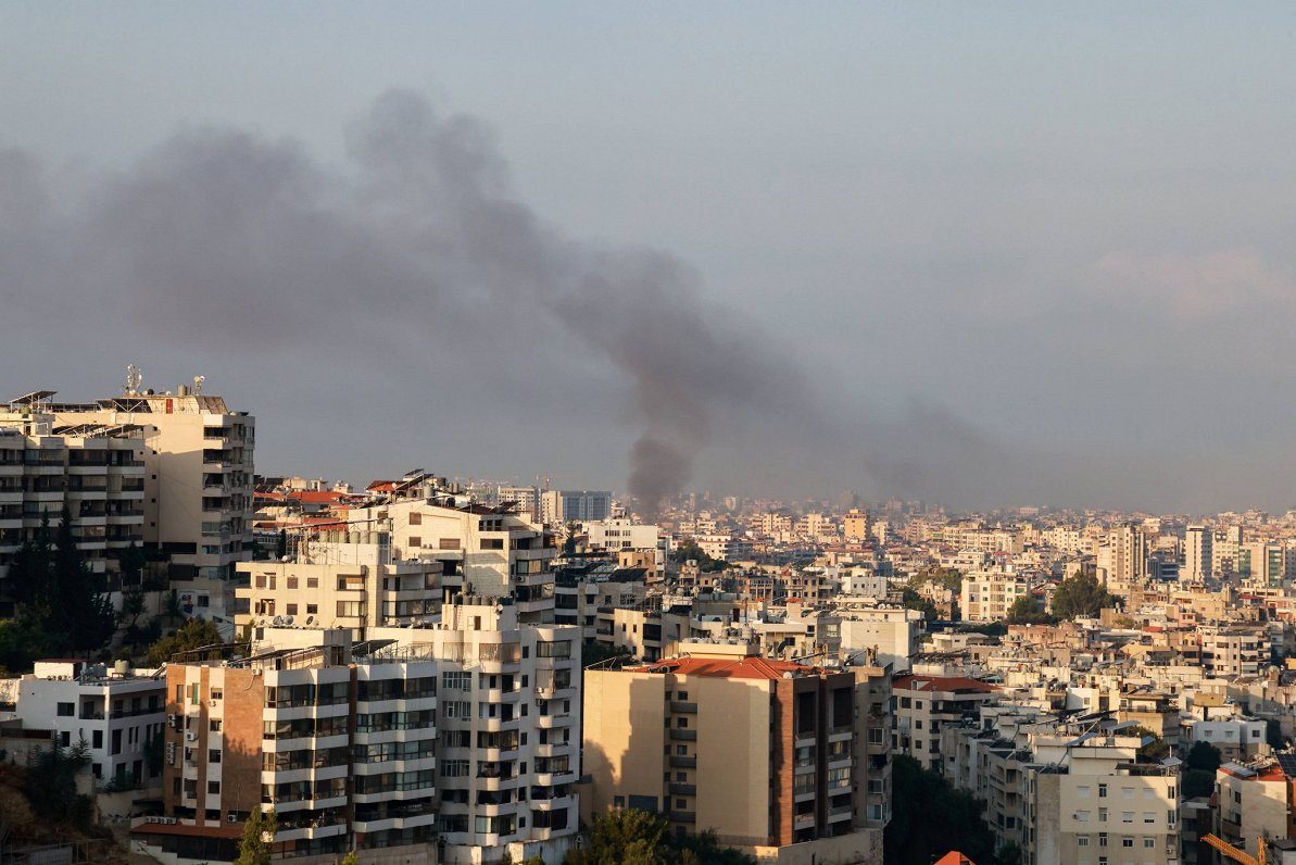 Virs Libānas galvaspilsētas Beirūtas 6. oktobra rītā redzami dūmi