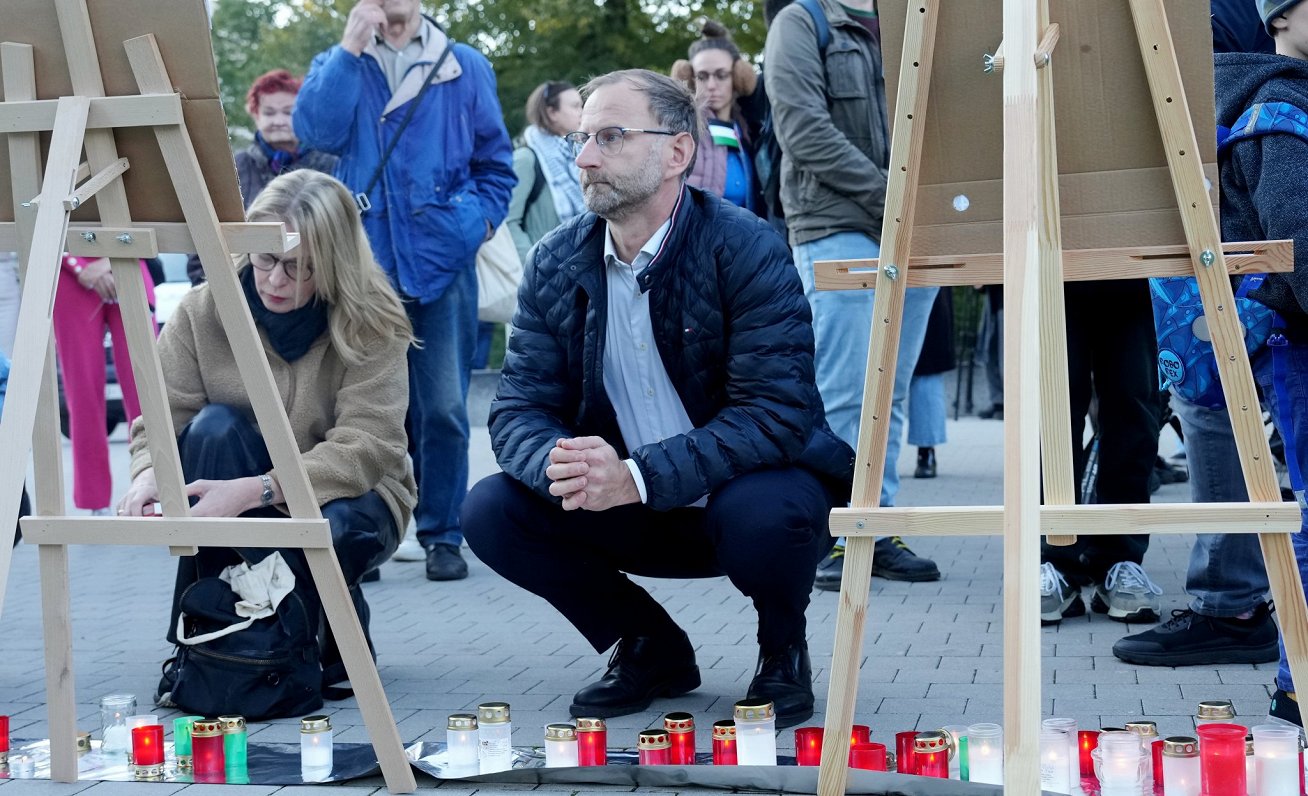 Парламентский секретарь Минобороны Атис Швинка на пропалестинском митинге 5 октября.