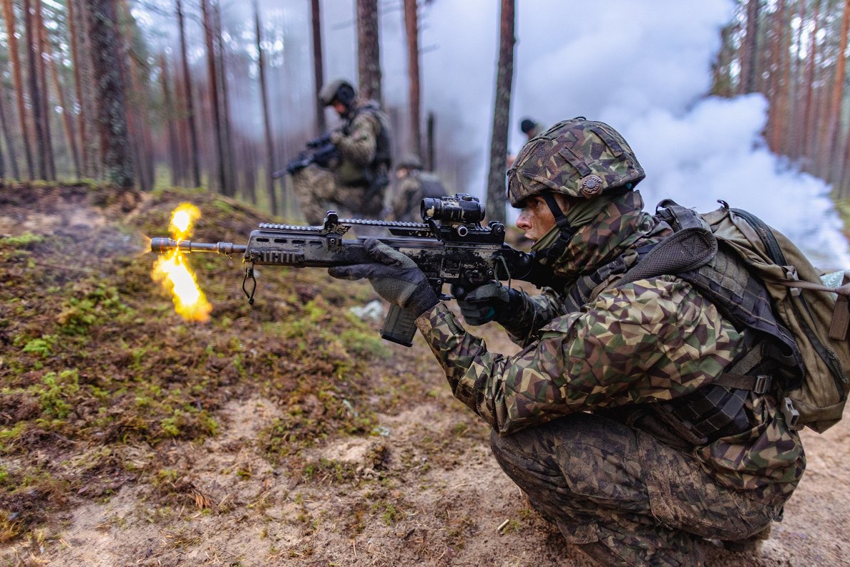 Valsts aizsardzības dienesta karavīri apgūst lauka kaujas iemaņas.