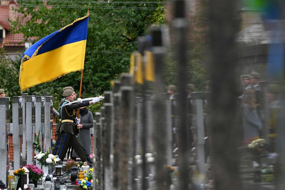 Gada sardze kritušajiem Ukrainas armijas kareivjiem Ļvivā.