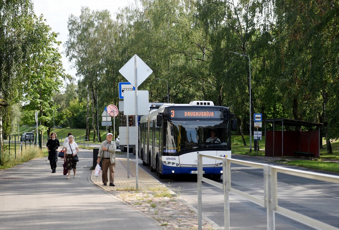 3. autobuss sabiedriskā transporta pieturvietā &quot;Daugavgrīvas cietoksnis&quot;.