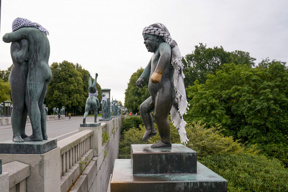 Ilustratīvs attēls: Ar palestīniešu šallēm noklātas statujas Frognera parkā Oslo, Norvēģijā