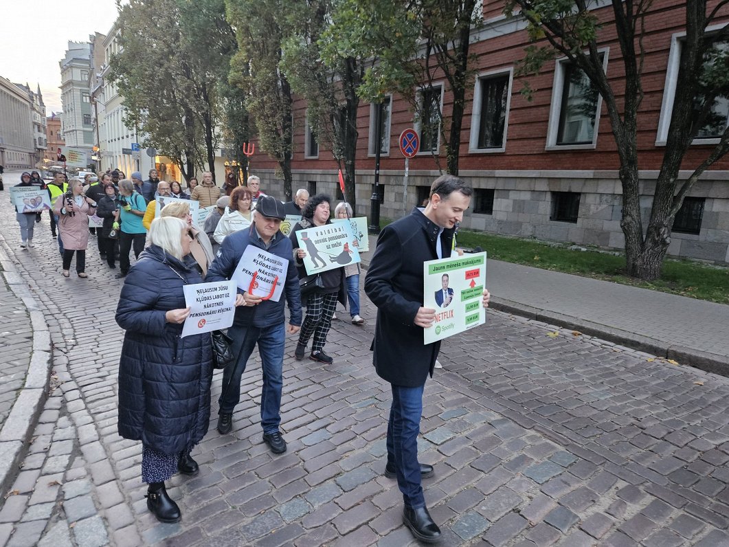 Gājienā protestē pret pensiju 2. līmeņa izmaiņām