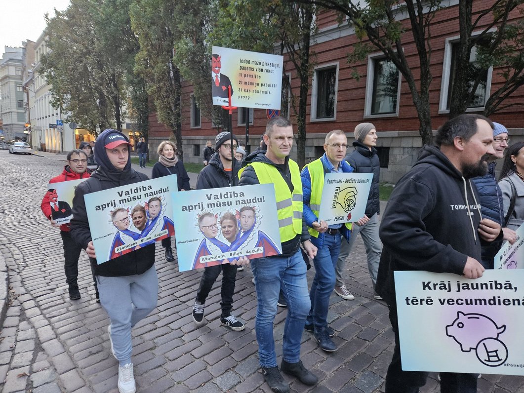 Gājienā protestē pret pensiju 2. līmeņa izmaiņām